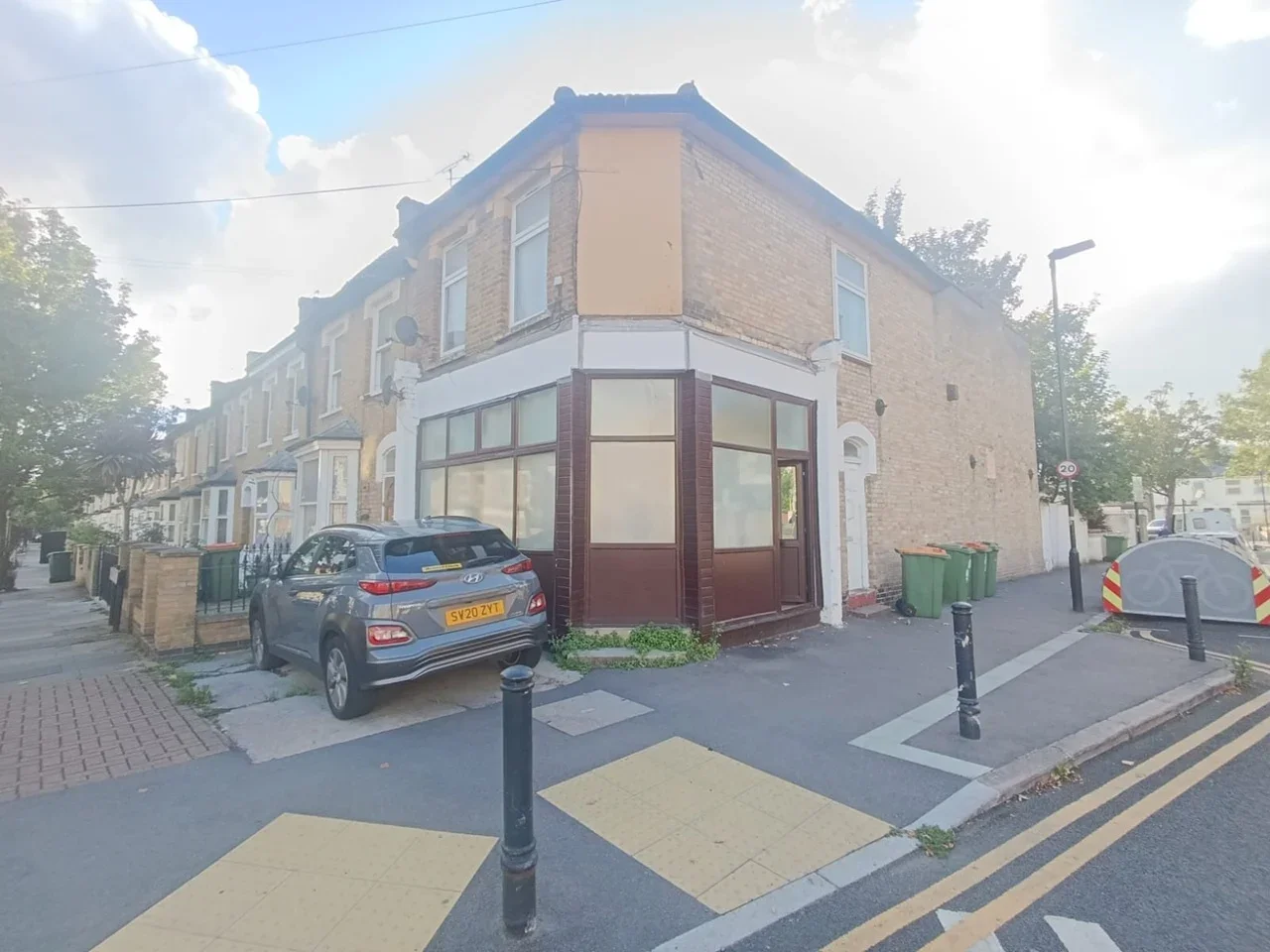 Flat Redriffe Road in Greater London