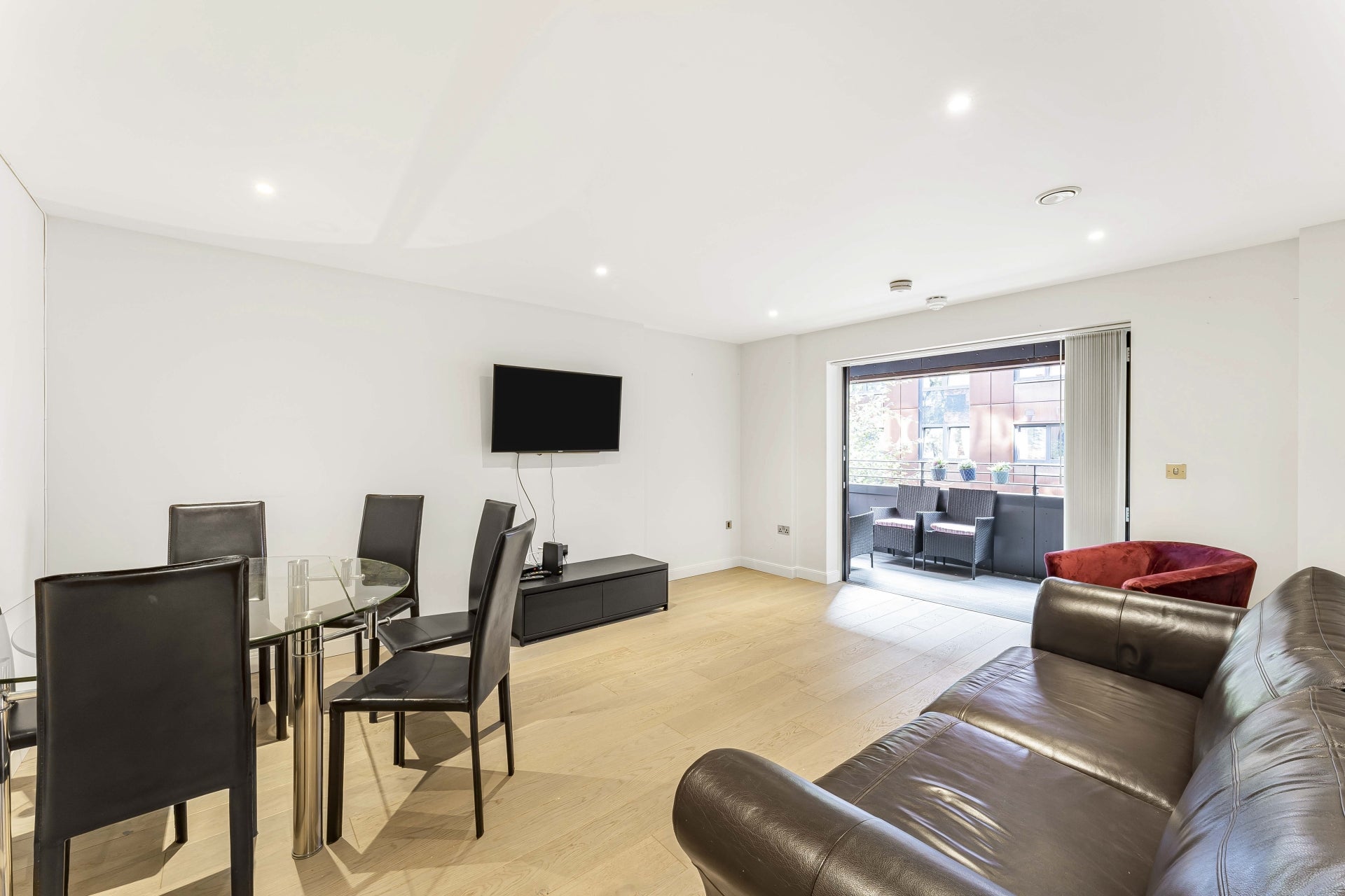 Flat Kingsland Road in Greater London