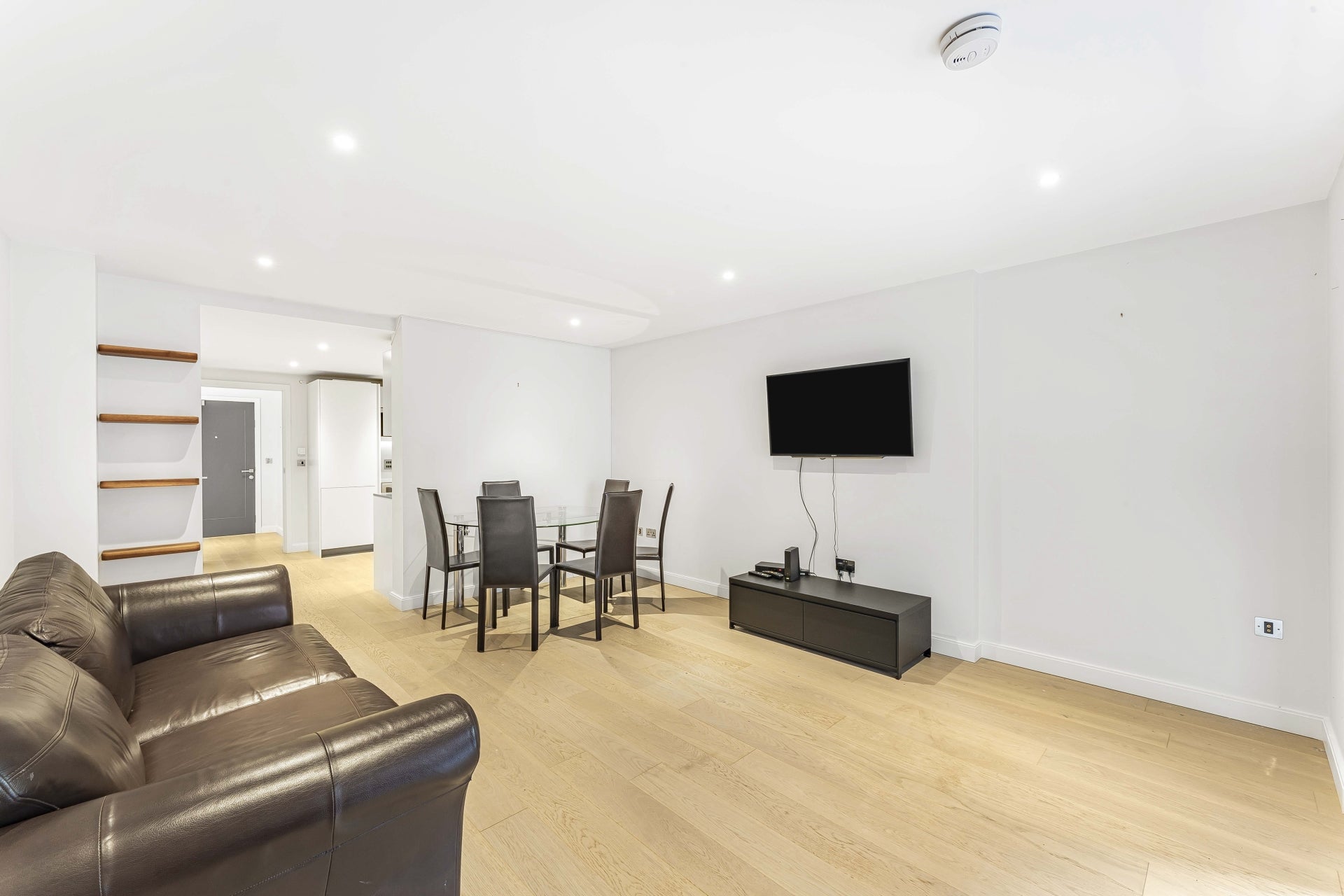 Flat Kingsland Road in Greater London