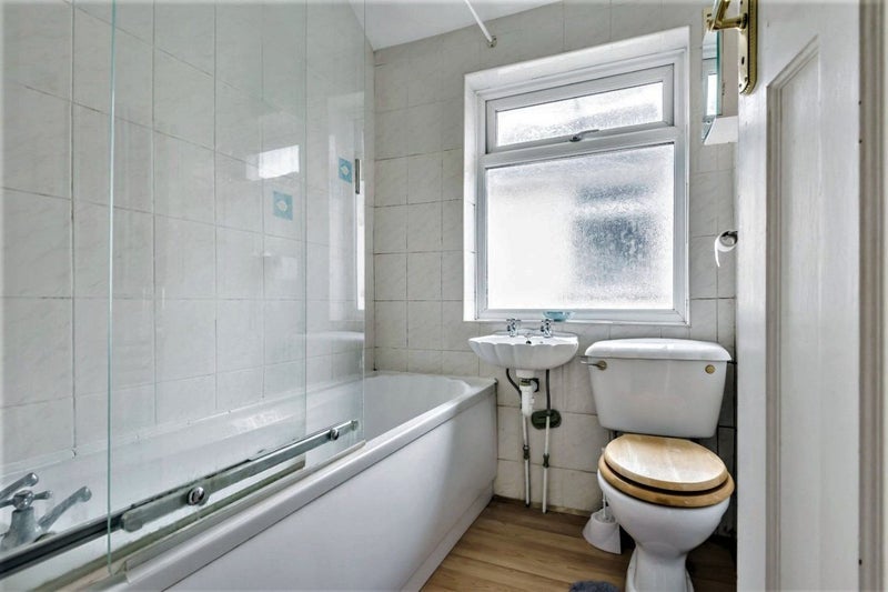 Room Dawson Avenue in Greater London