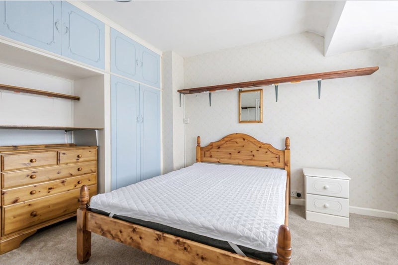 Room Dawson Avenue in Greater London