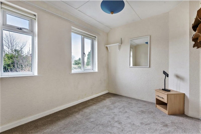 Room Dawson Avenue in Greater London