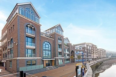 Flat Ivory Square in Greater London