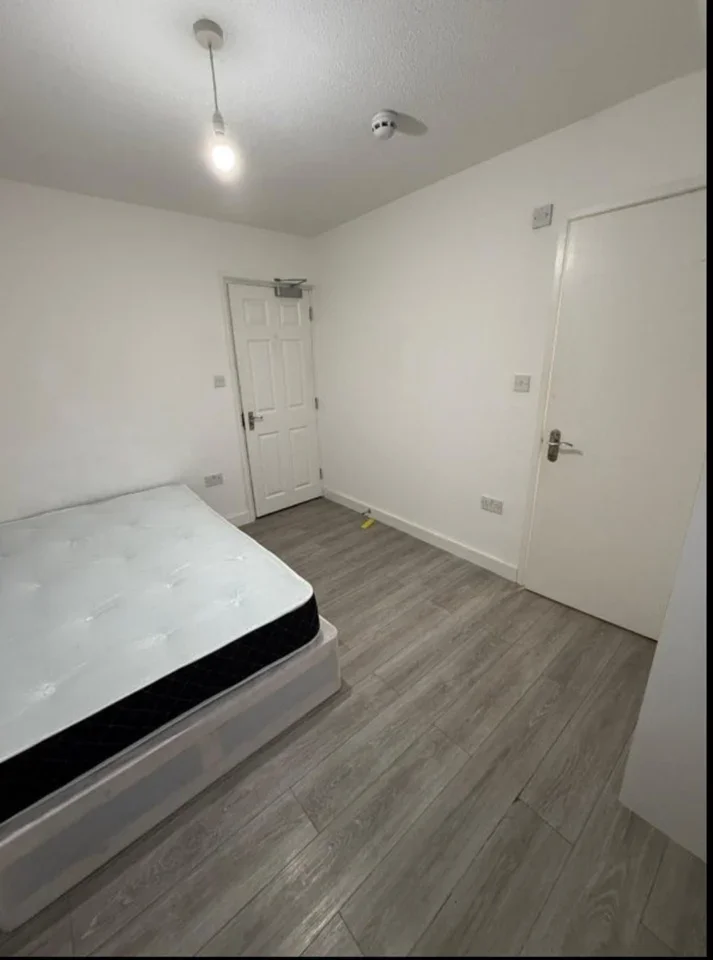 Flat Chandos Crescent in Greater London