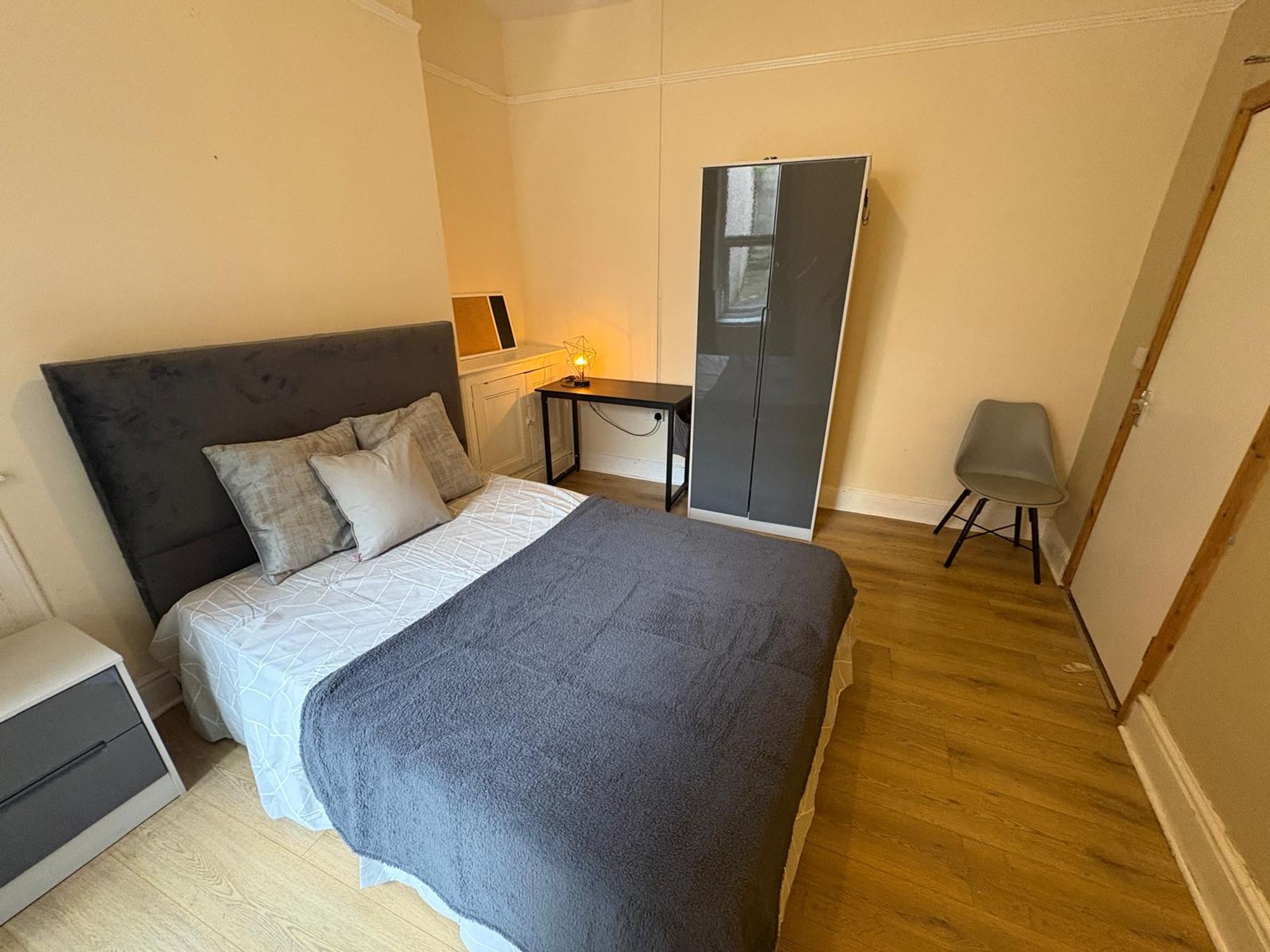 Flat Carlton Terrace in Swansea