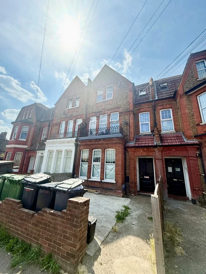Flat Ashlake Road in Greater London