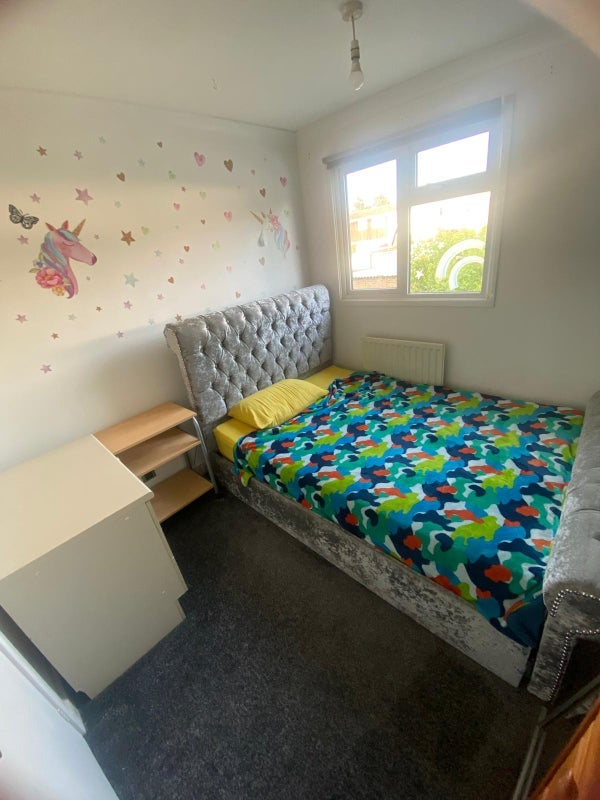 Room Glanville Walk in Crawley