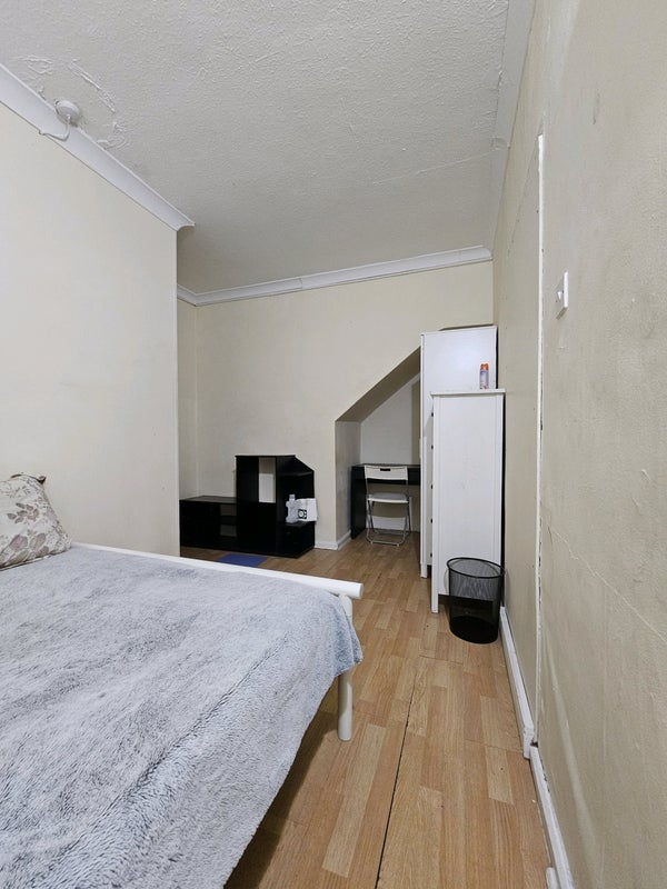 Room Rowland Hill Avenue in Greater London