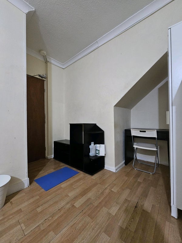 Room Rowland Hill Avenue in Greater London