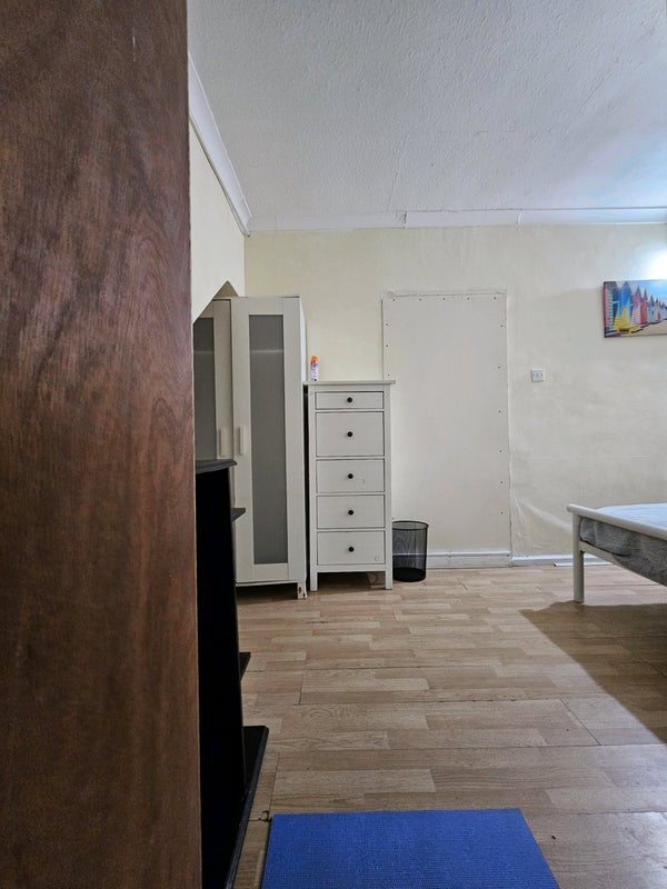 Room Rowland Hill Avenue in Greater London