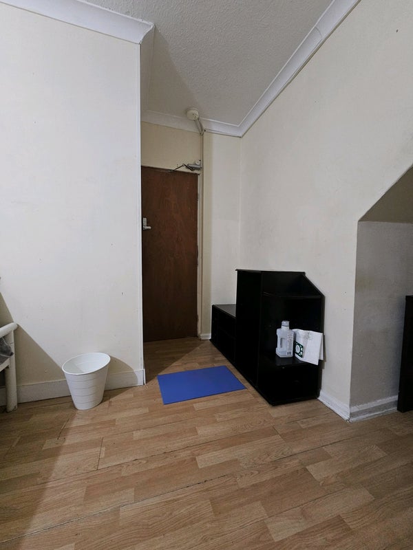 Room Rowland Hill Avenue in Greater London