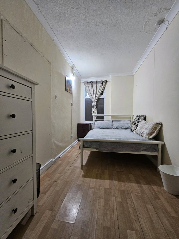 Room Rowland Hill Avenue in Greater London