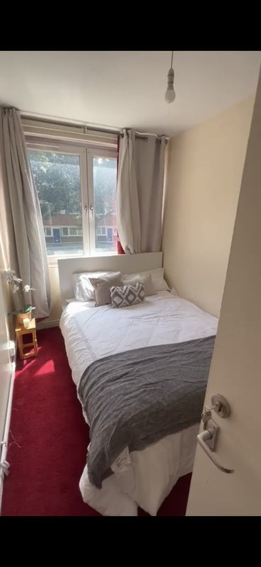 Room Dunsterville Way in Greater London