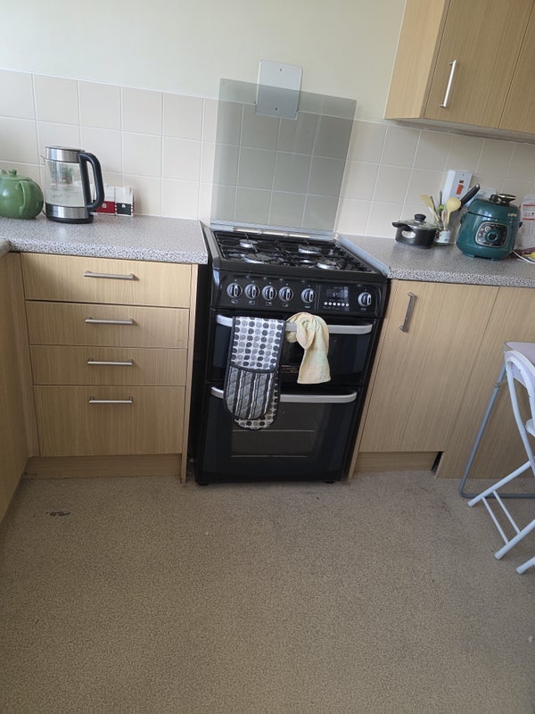 Room Dunsterville Way in Greater London