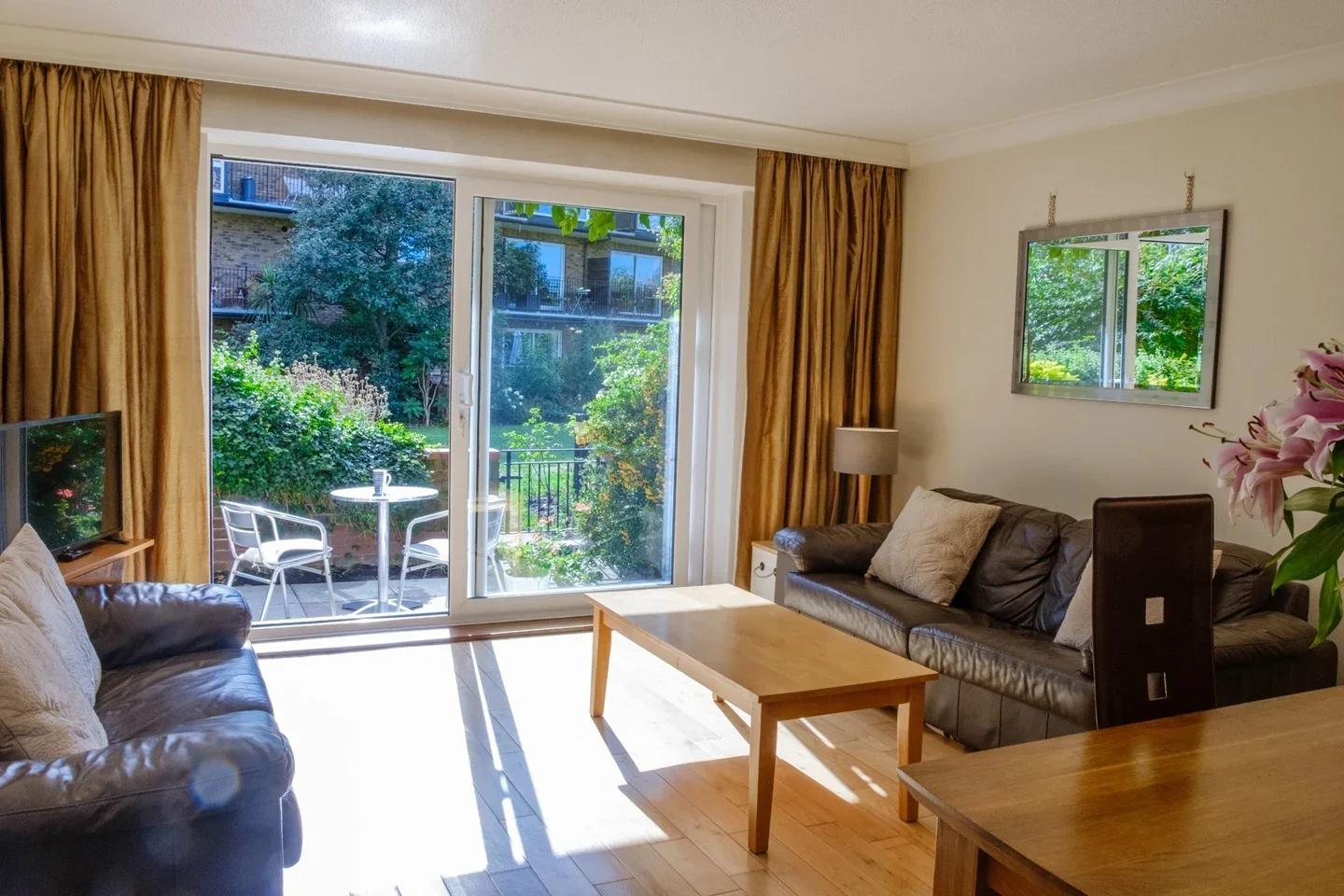 Flat Thorney Crescent in Greater London