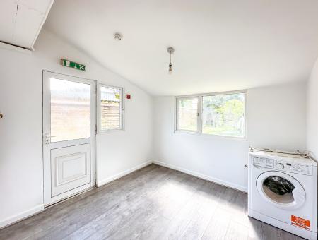 Room Leavesden Road in Watford