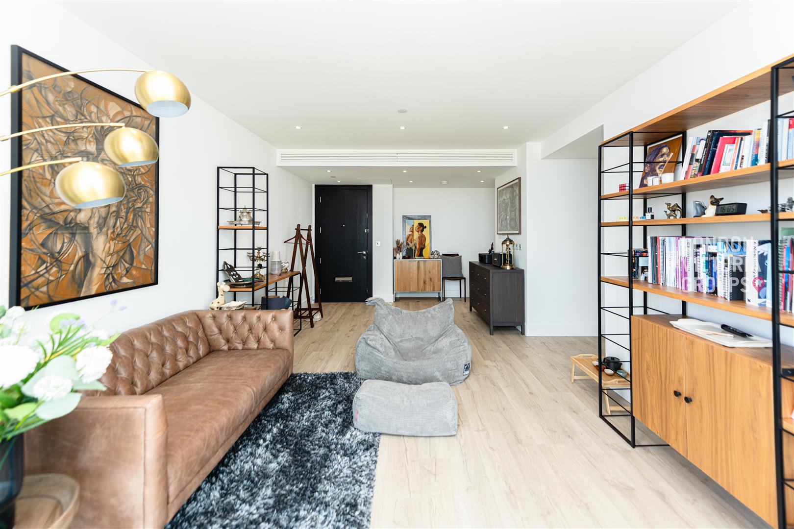 Flat Piazza Walk in Greater London