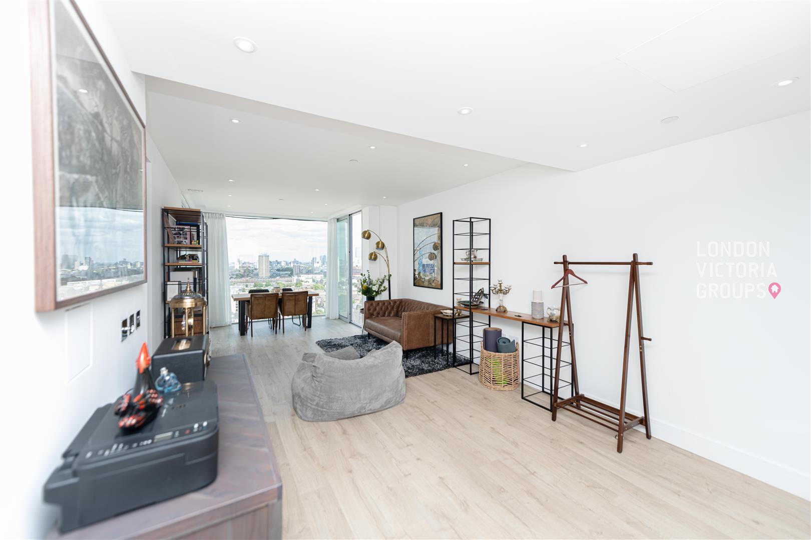 Flat Piazza Walk in Greater London