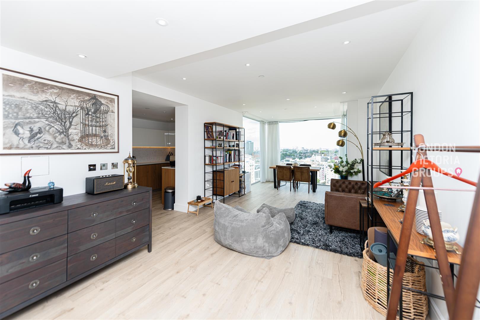 Flat Piazza Walk in Greater London