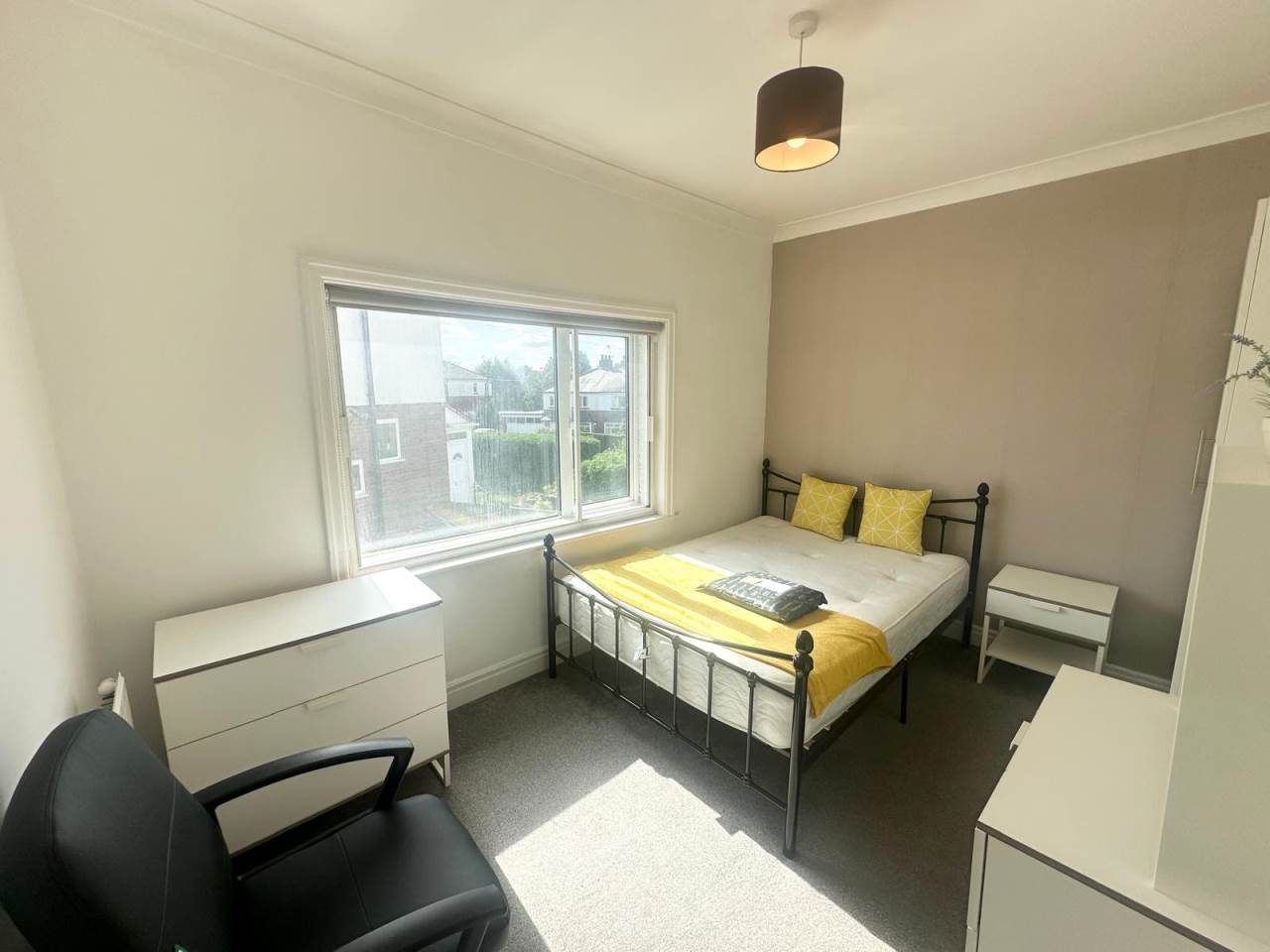 Room Holly Drive in Leeds