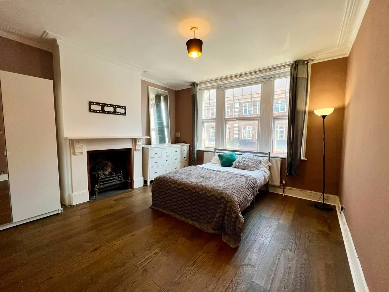 Room Long Lane in Greater London