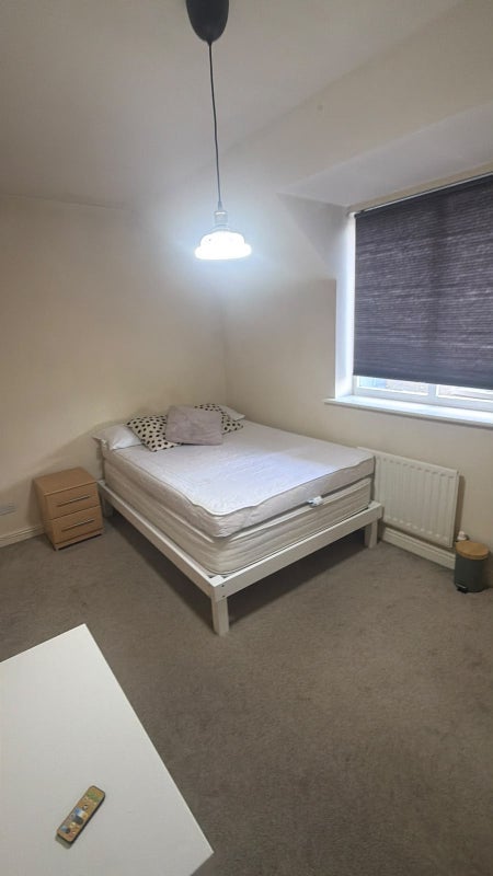 Room Bering Square in Greater London