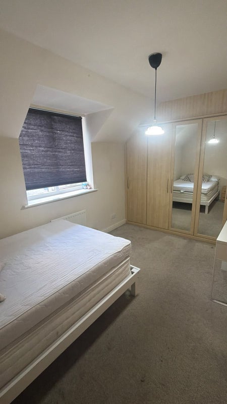 Room Bering Square in Greater London