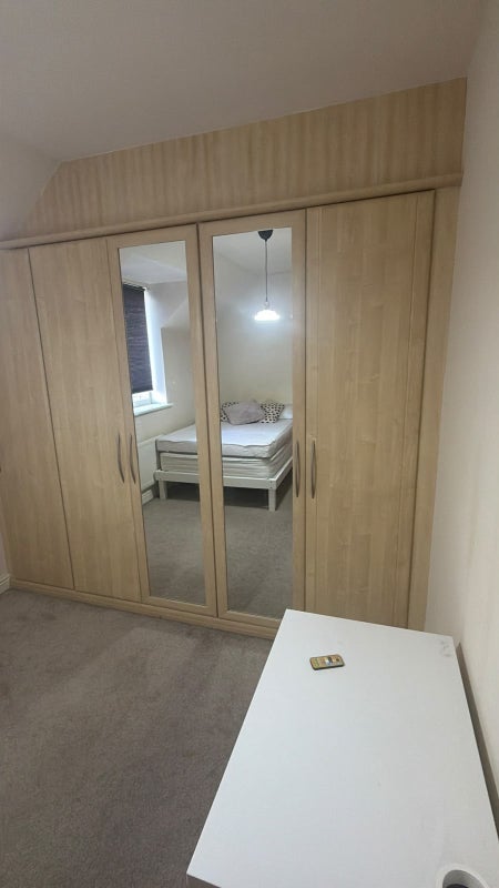Room Bering Square in Greater London