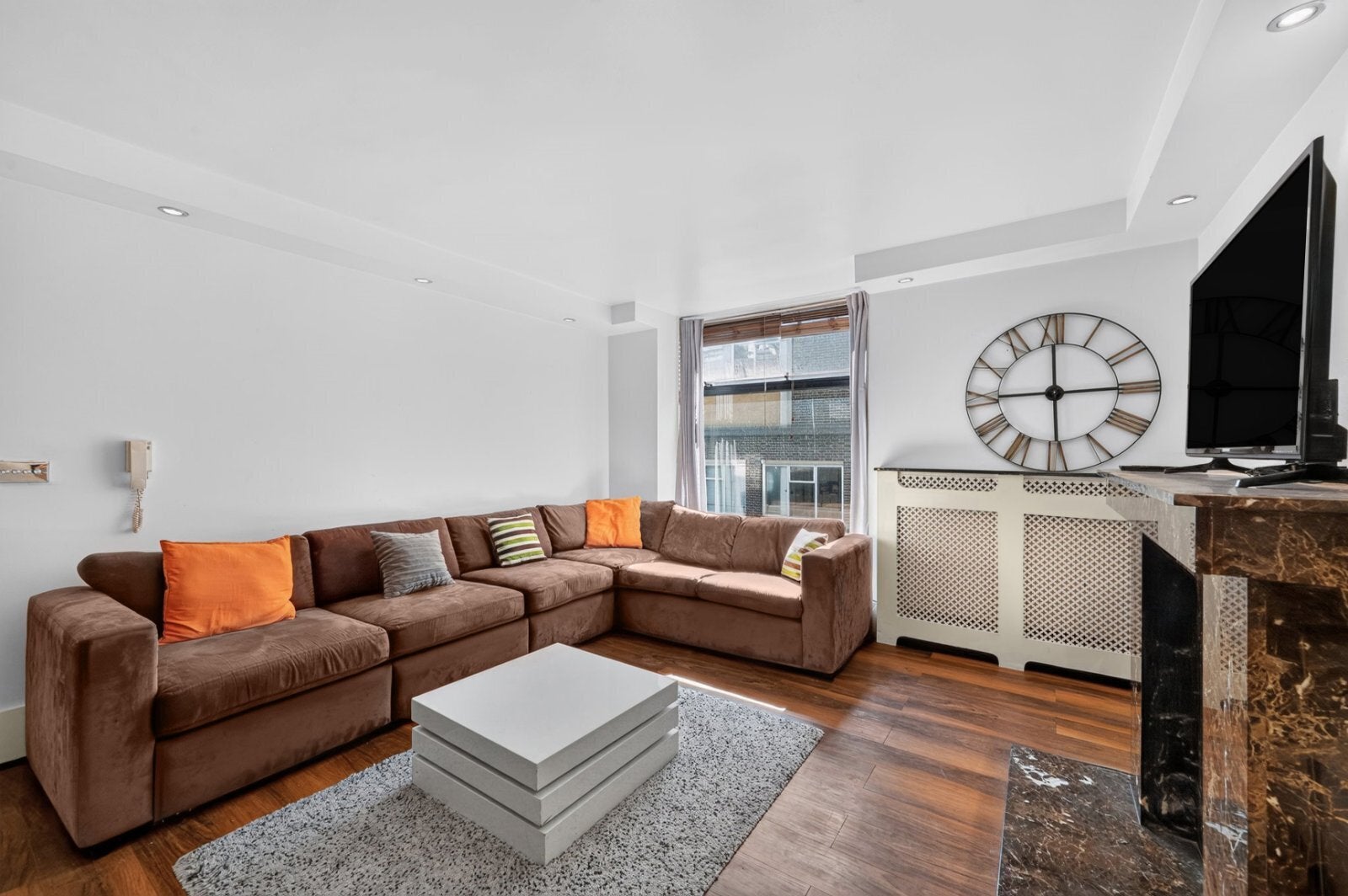 Flat Ridgmount Street in Greater London