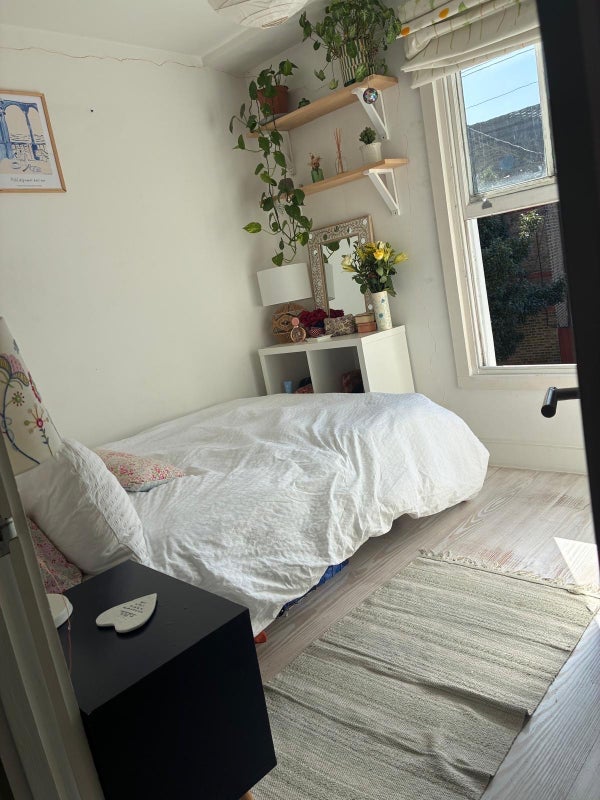 Room Thorparch Road in Greater London