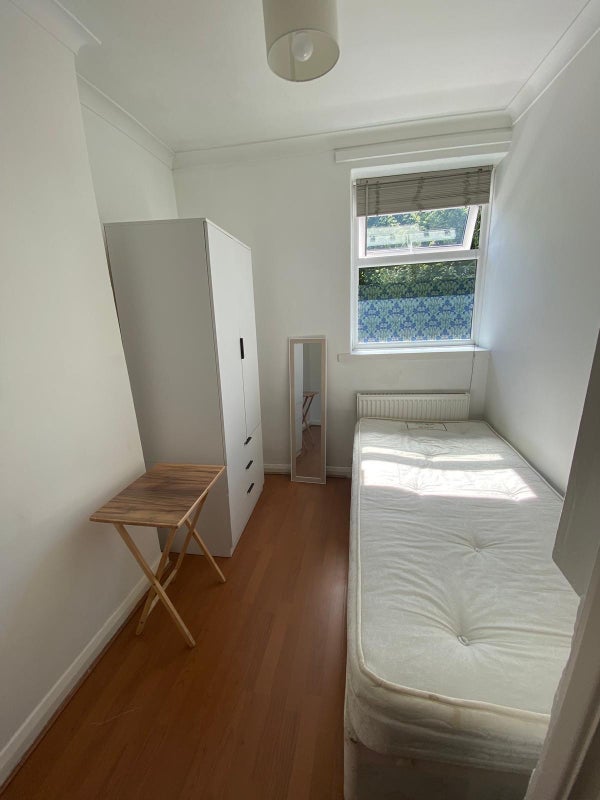 Room Hazellville Road in Greater London