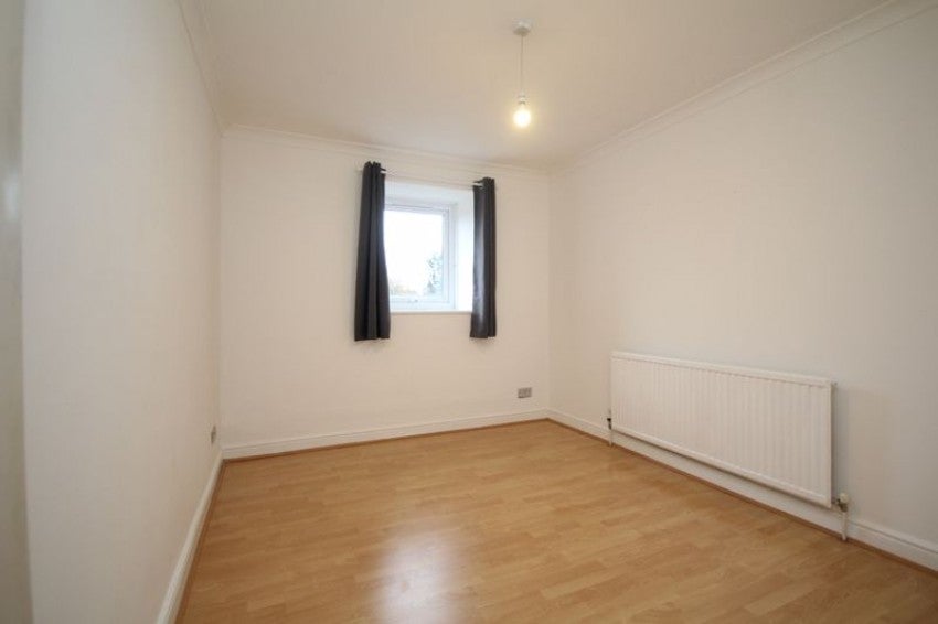 Flat Crescent Road in Greater London