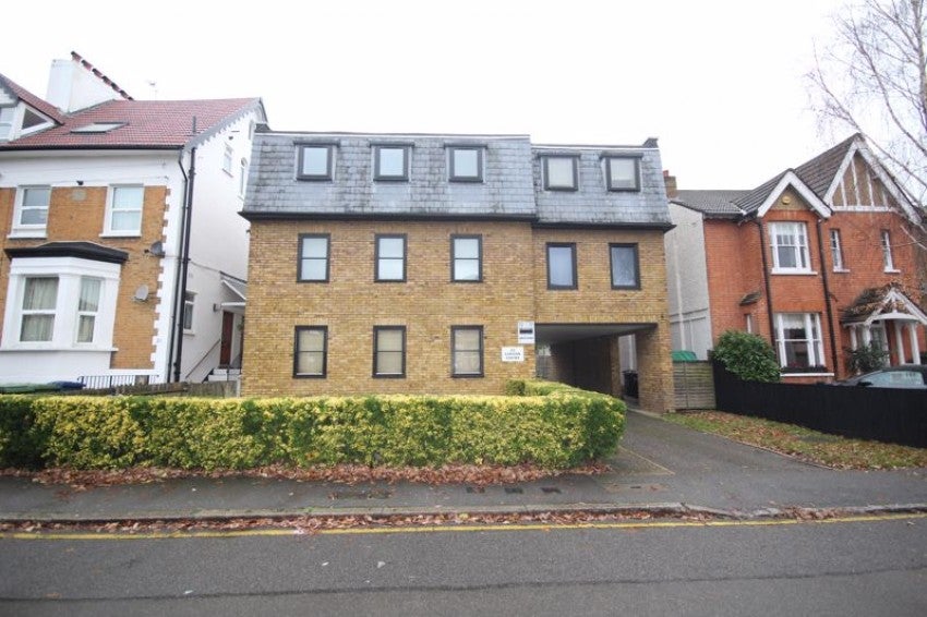 Flat Crescent Road in Greater London