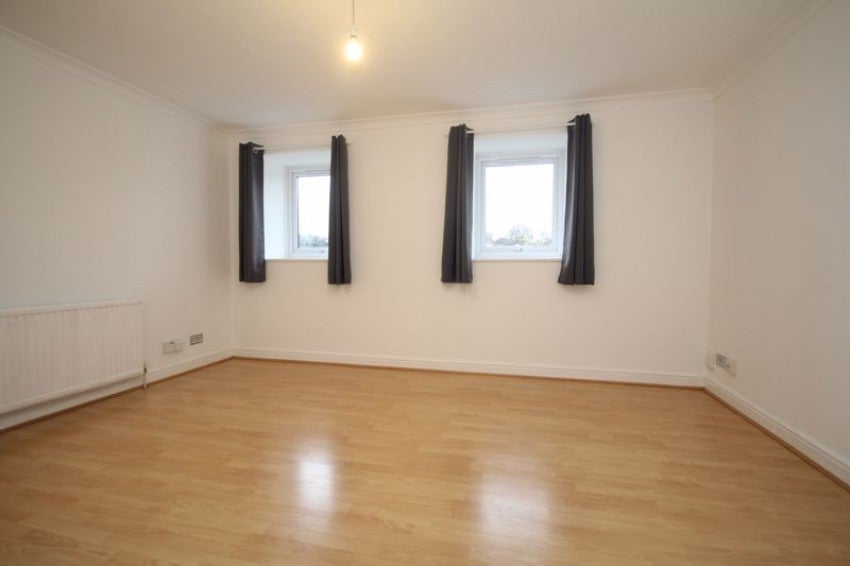Flat Crescent Road in Greater London