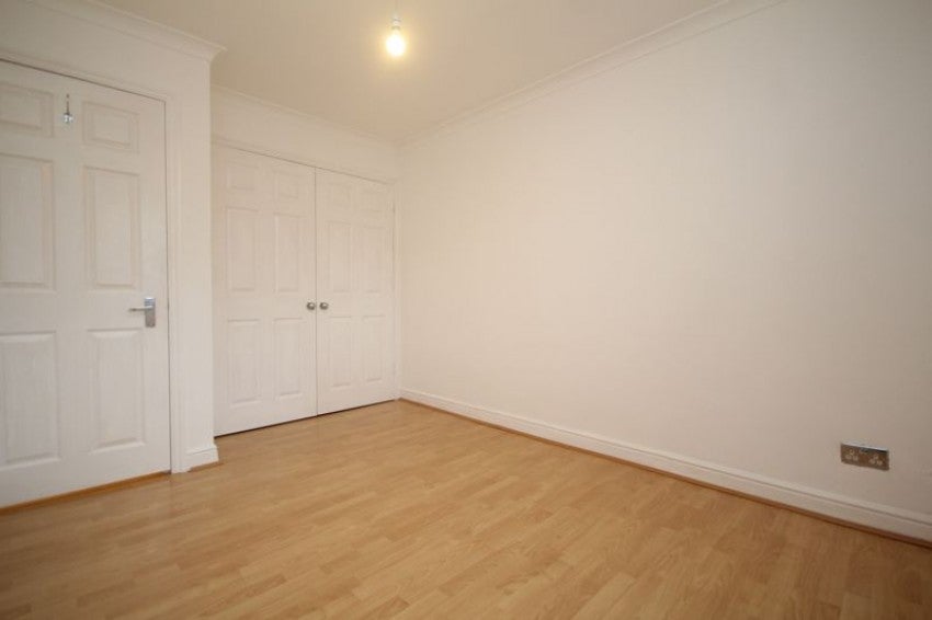 Flat Crescent Road in Greater London