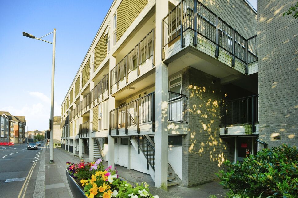 Flat Vauxhall Street in Plymouth