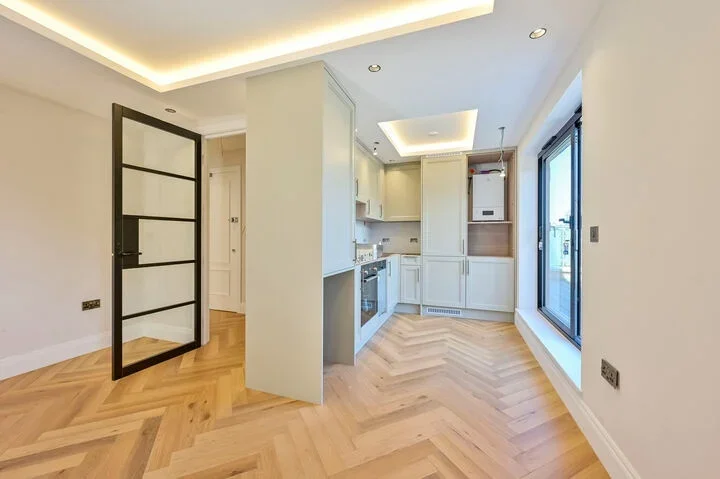 Flat Hazelwood Avenue in Greater London