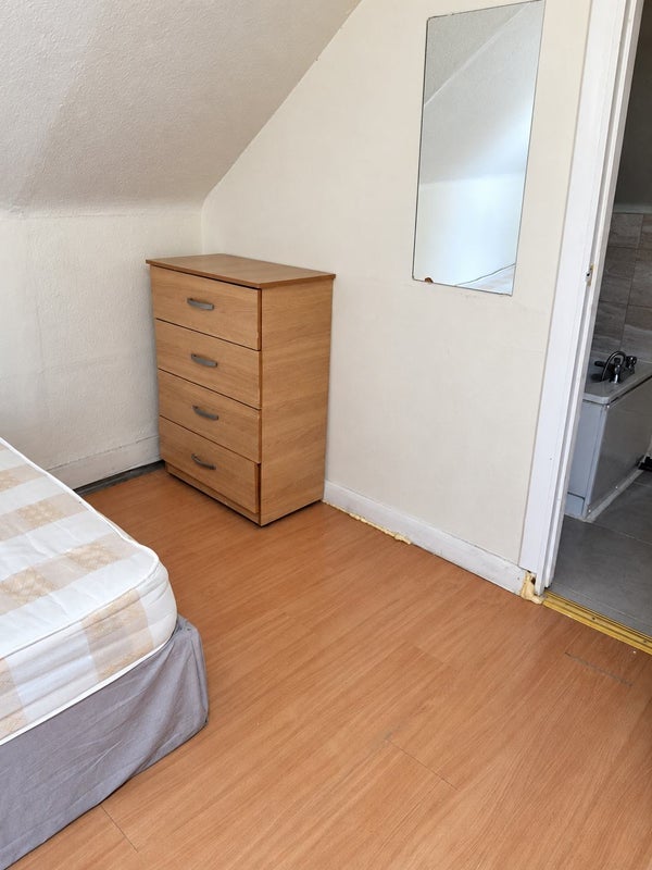 Flat Brockley Road in Greater London