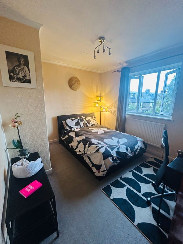 Room Vale Street in Greater London