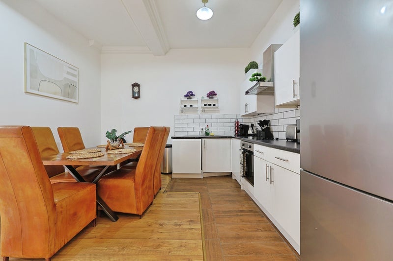 Room Lillie Road in Greater London