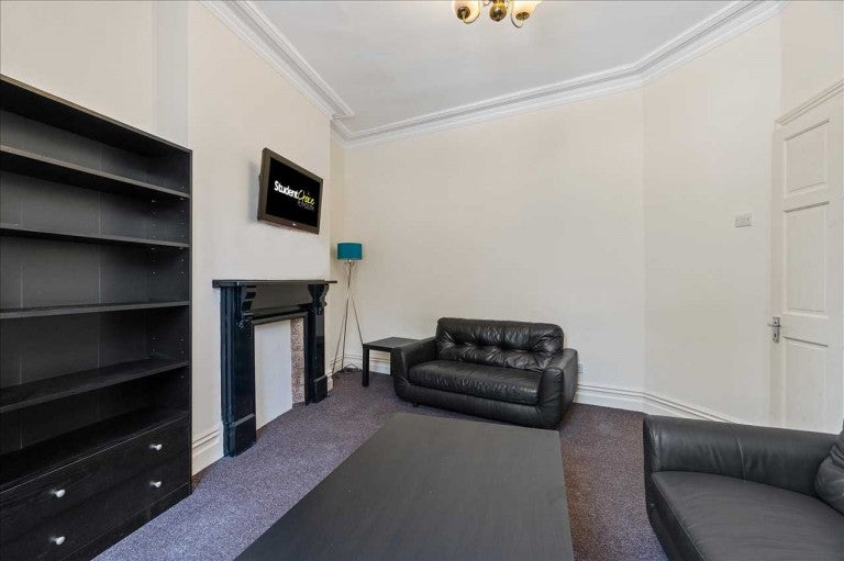 Room Lipson Road in Plymouth