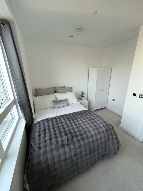 Room Grant Road in Greater London