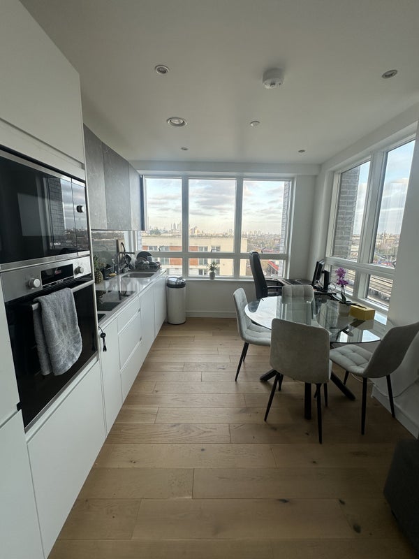 Room Grant Road in Greater London