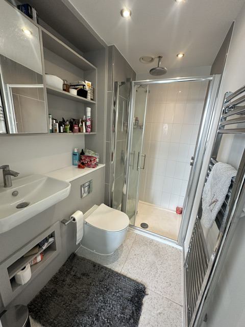 Room Grant Road in Greater London