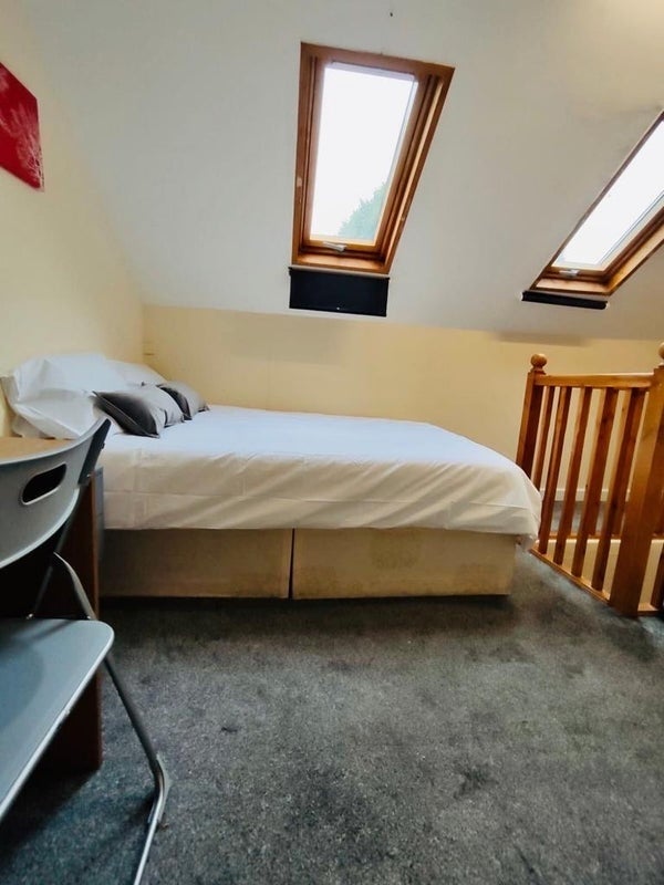 Room Dowsett Road in Greater London