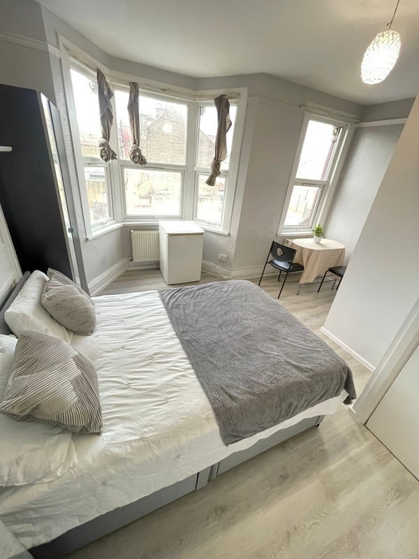 Room Dowsett Road in Greater London