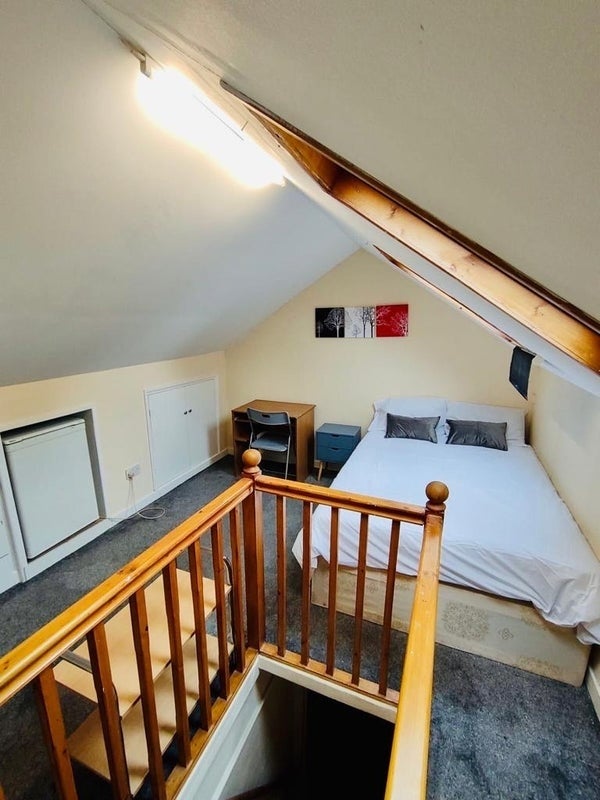 Room Dowsett Road in Greater London