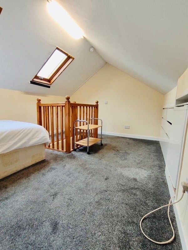 Room Dowsett Road in Greater London