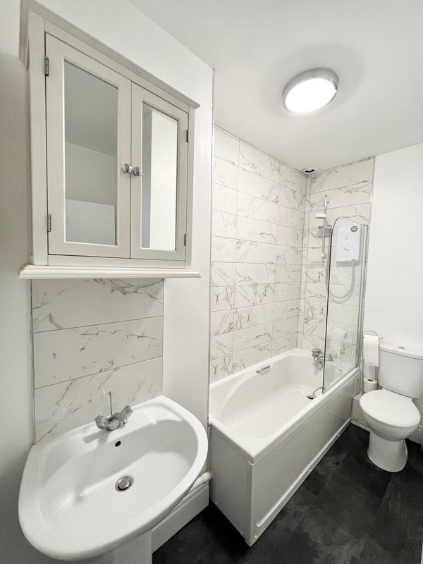 Room Sandown Road in Bristol