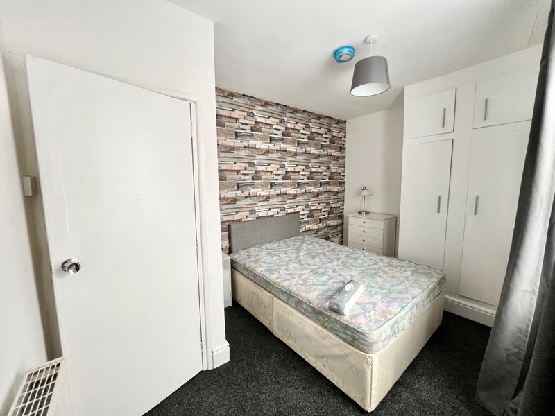 Room Sandown Road in Bristol